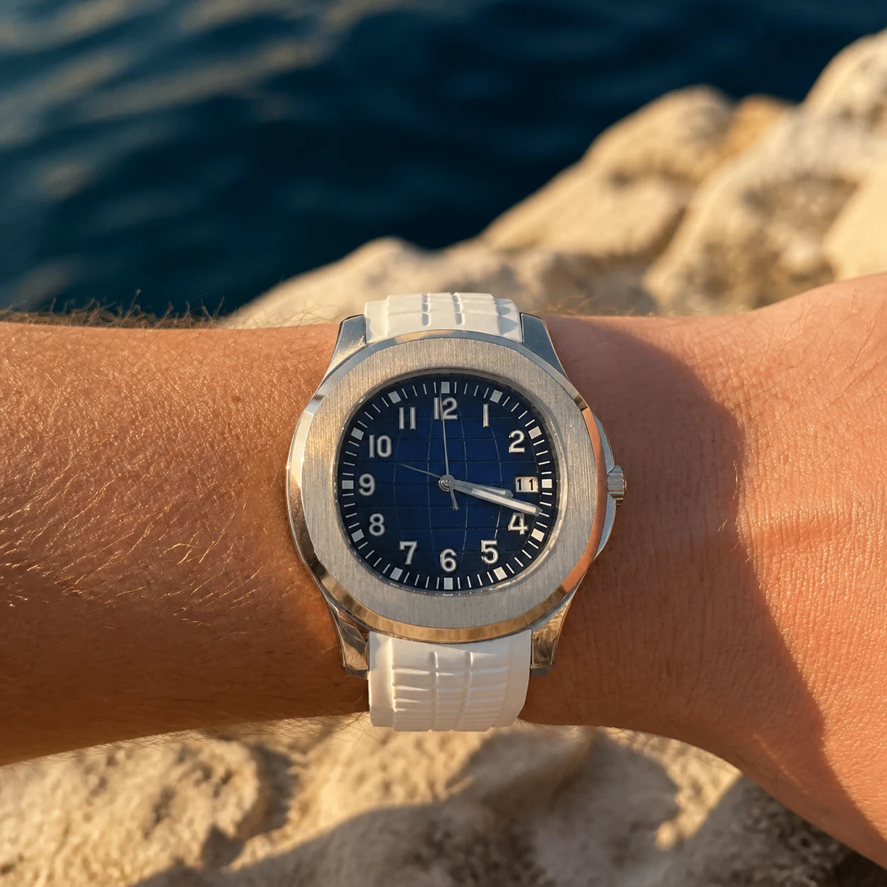 Tideform 40 Kit Navy & White worn on wrist